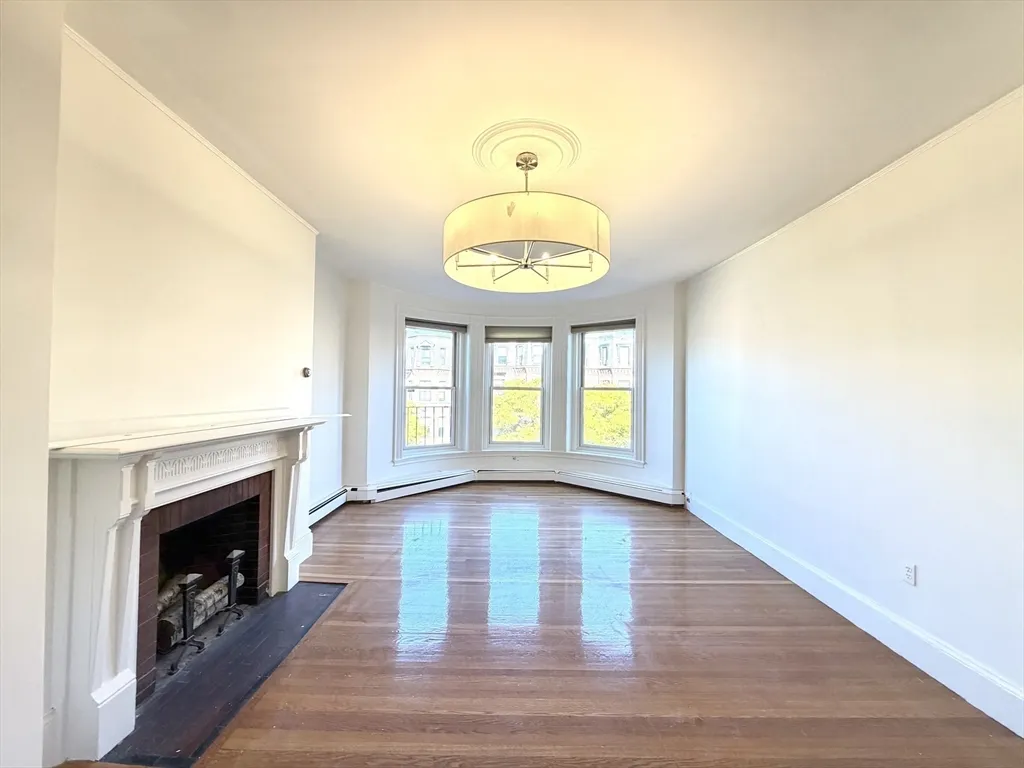 3 bed, 1 bath apartment for rent at 218 Newbury St Unit 3M, Back Bay — photo 3 of 19
