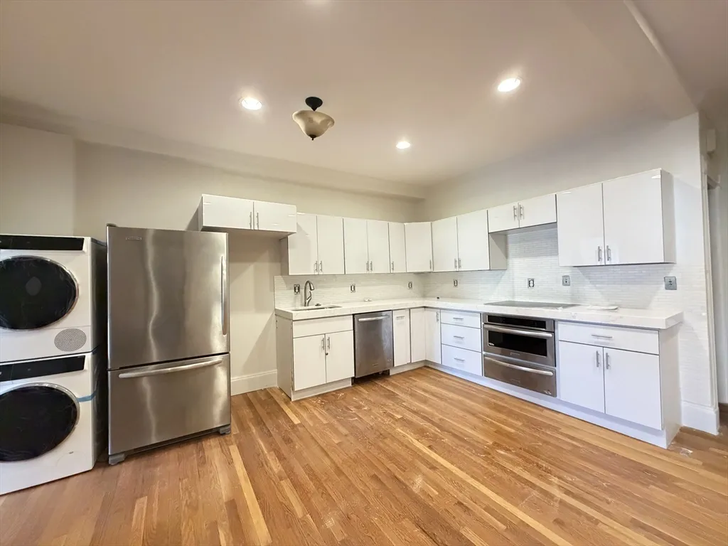 3 bed, 1 bath apartment for rent at 218 Newbury St Unit 3M, Back Bay — photo 1 of 19