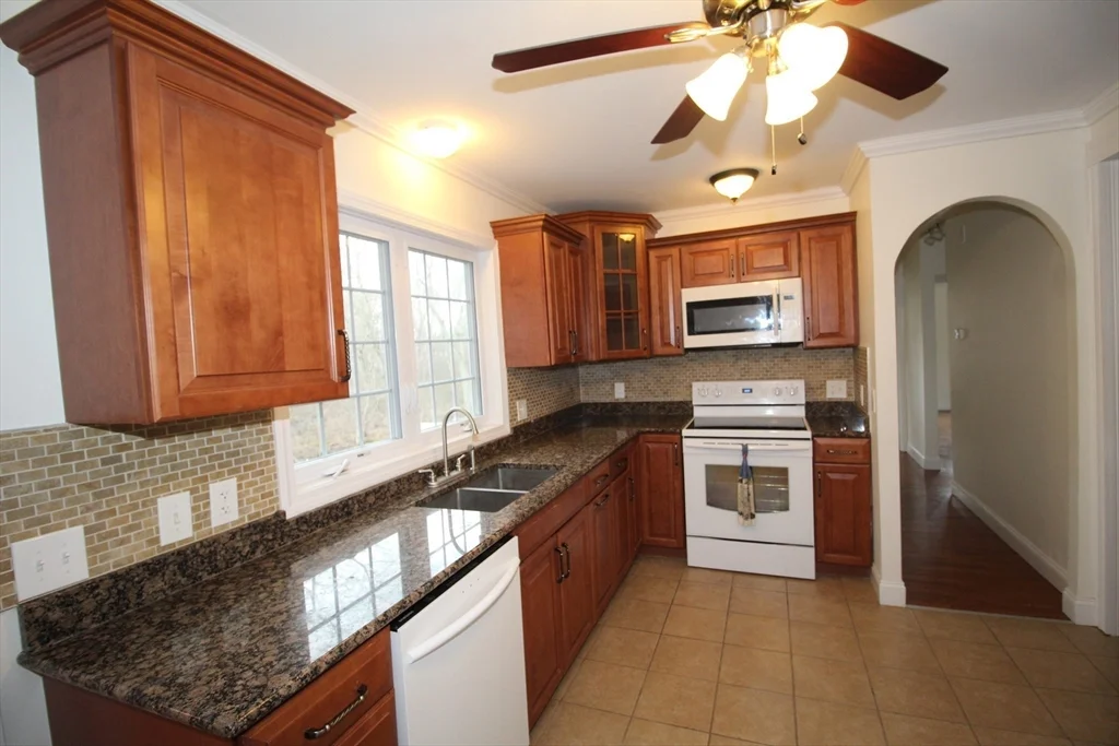 3 bed, 1 bath apartment for rent at 218 Thurber Ave Unit 1, Attleboro — photo 7 of 32