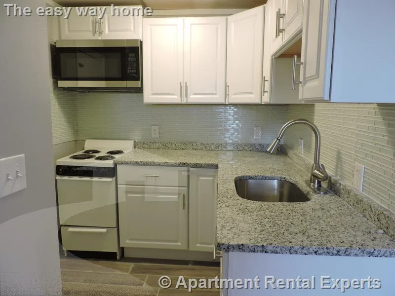3 bed, 1 bath apartment for rent at 218 Western Ave Unit 3, Riverside — photo 2 of 10