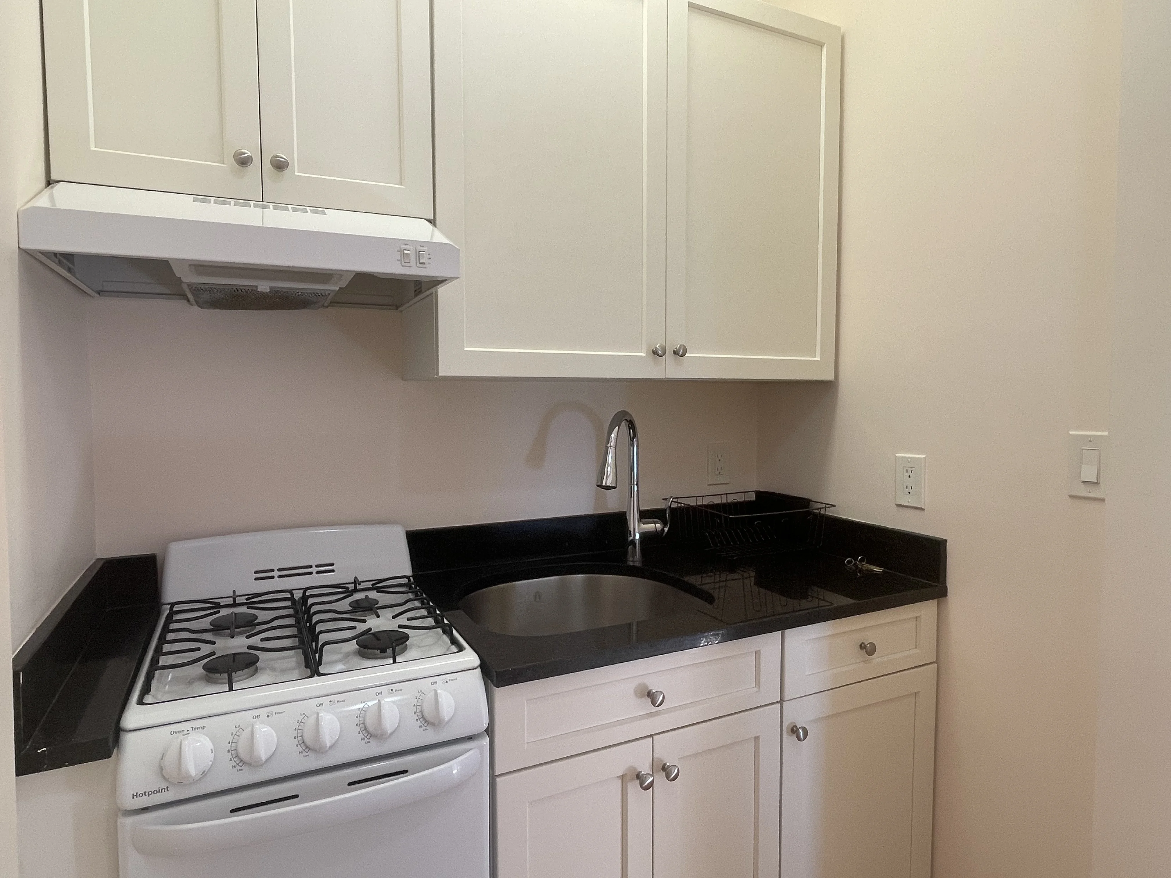 Studio bed, 1 bath apartment for rent at 219 Commonwealth Ave Unit 15, Chestnut Hill — photo 2 of 5