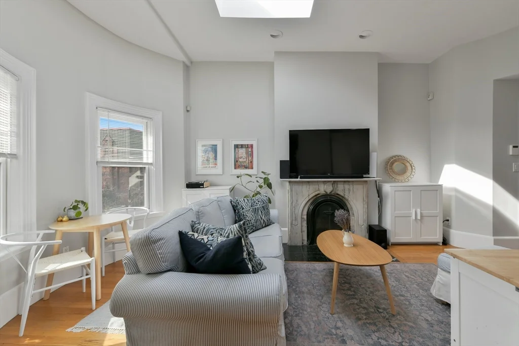 1 bed, 1 bath apartment for rent at 219 W Newton St Unit 4, South End — photo 3 of 19