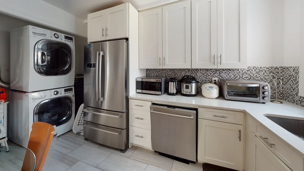 4 bed, 2 bath apartment for rent at 22-24 Broadlawn Park Unit 24, Chestnut Hill — photo 3 of 17