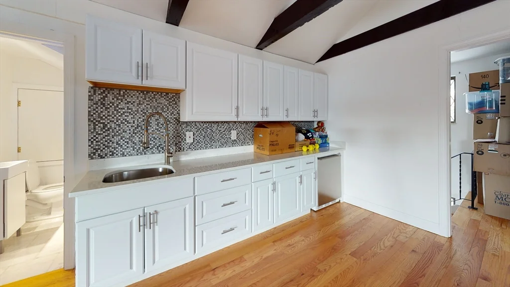 4 bed, 2 bath apartment for rent at 22-24 Broadlawn Park Unit 24, Chestnut Hill — photo 2 of 17