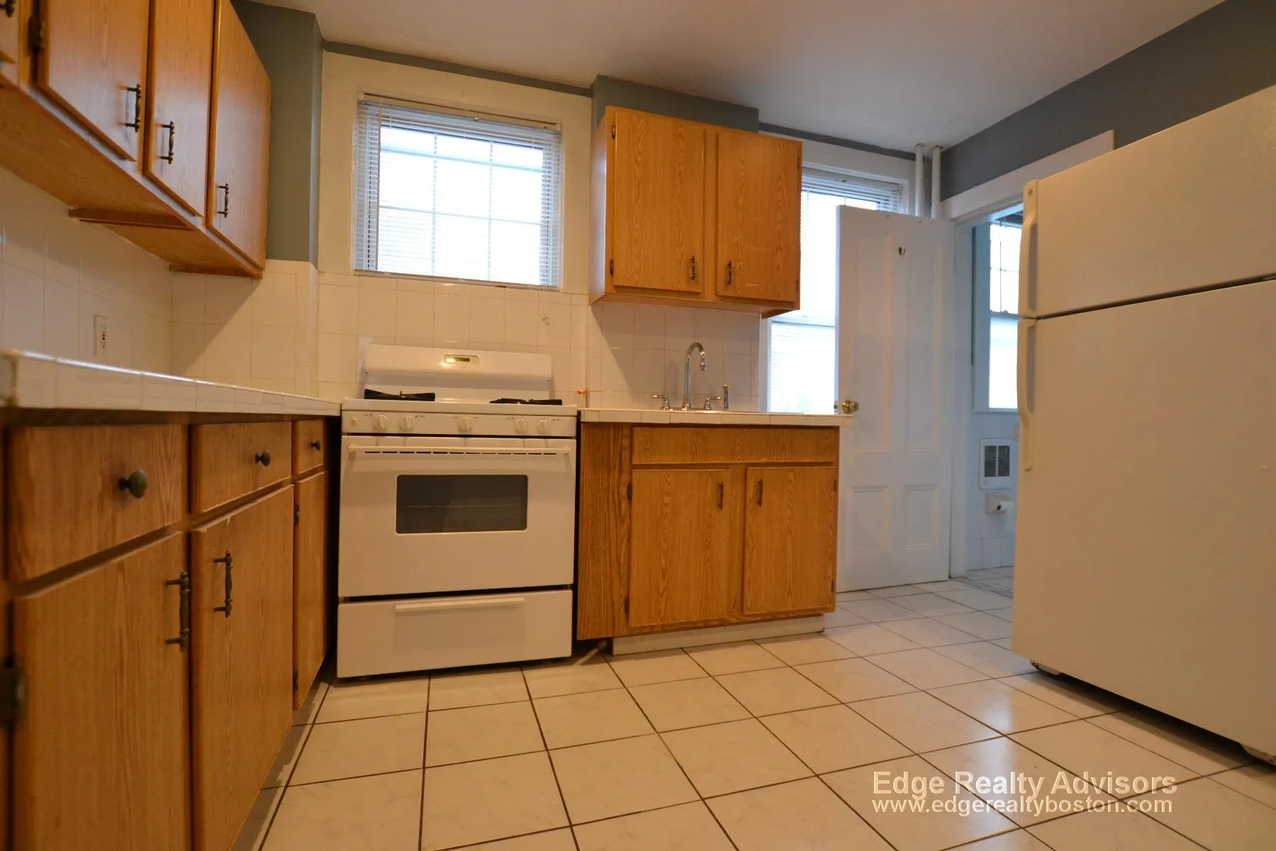 4 bed, 2 bath apartment for rent at 22-24 Everett Sq Unit 1, Allston — photo 2 of 12