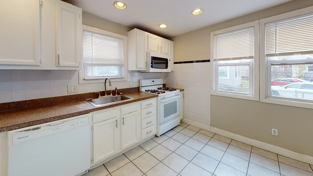 2 bed, 1 bath apartment for rent at 22-24 Kelley Ct Unit 24, Brighton — photo 2 of 9