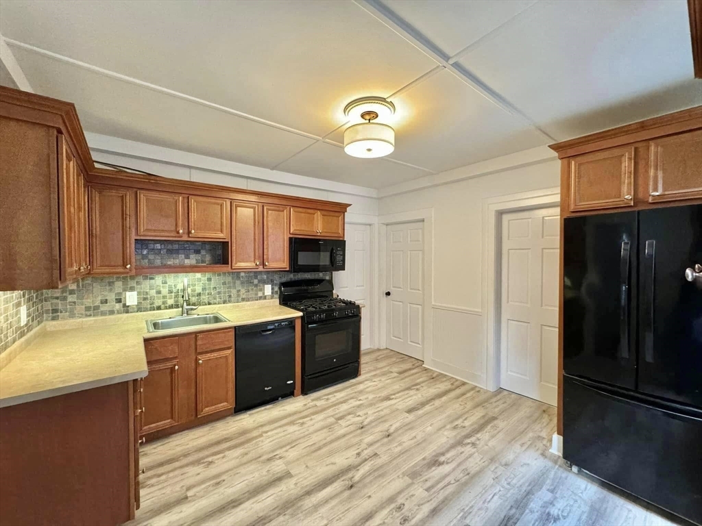 4 bed, 2 bath apartment for rent at 22 Allen Ave, Lynn — photo 2 of 18