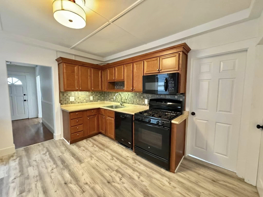 4 bed, 2 bath apartment for rent at 22 Allen Ave, Lynn — photo 3 of 18