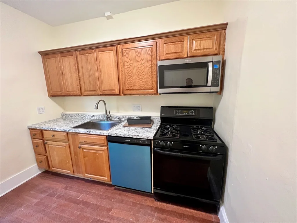 3 bed, 1 bath apartment for rent at 22 Anita Ter Unit 2, Roxbury — photo 7 of 9