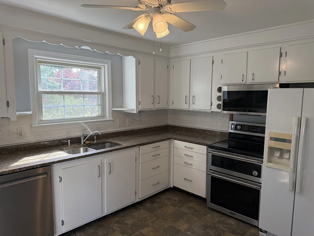 3 bed, 1 bath apartment for rent at 22 Arlington St, Dracut — photo 4 of 17