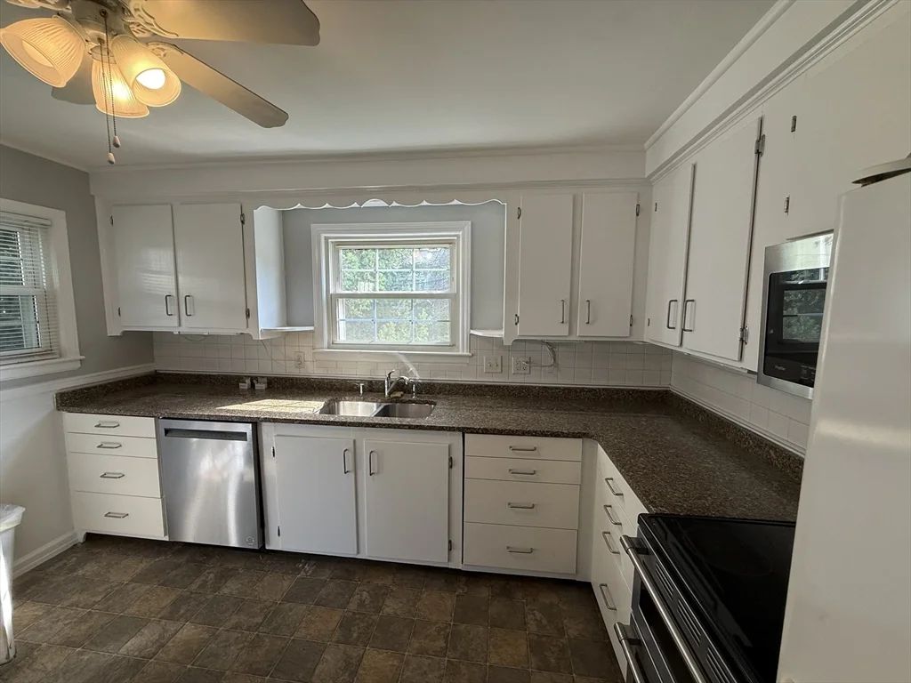 3 bed, 1 bath apartment for rent at 22 Arlington St, Dracut — photo 5 of 17