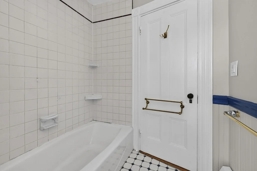 5 bed, 2 bath apartment for rent at 22 Berkeley St Unit A, Reading — photo 29 of 42