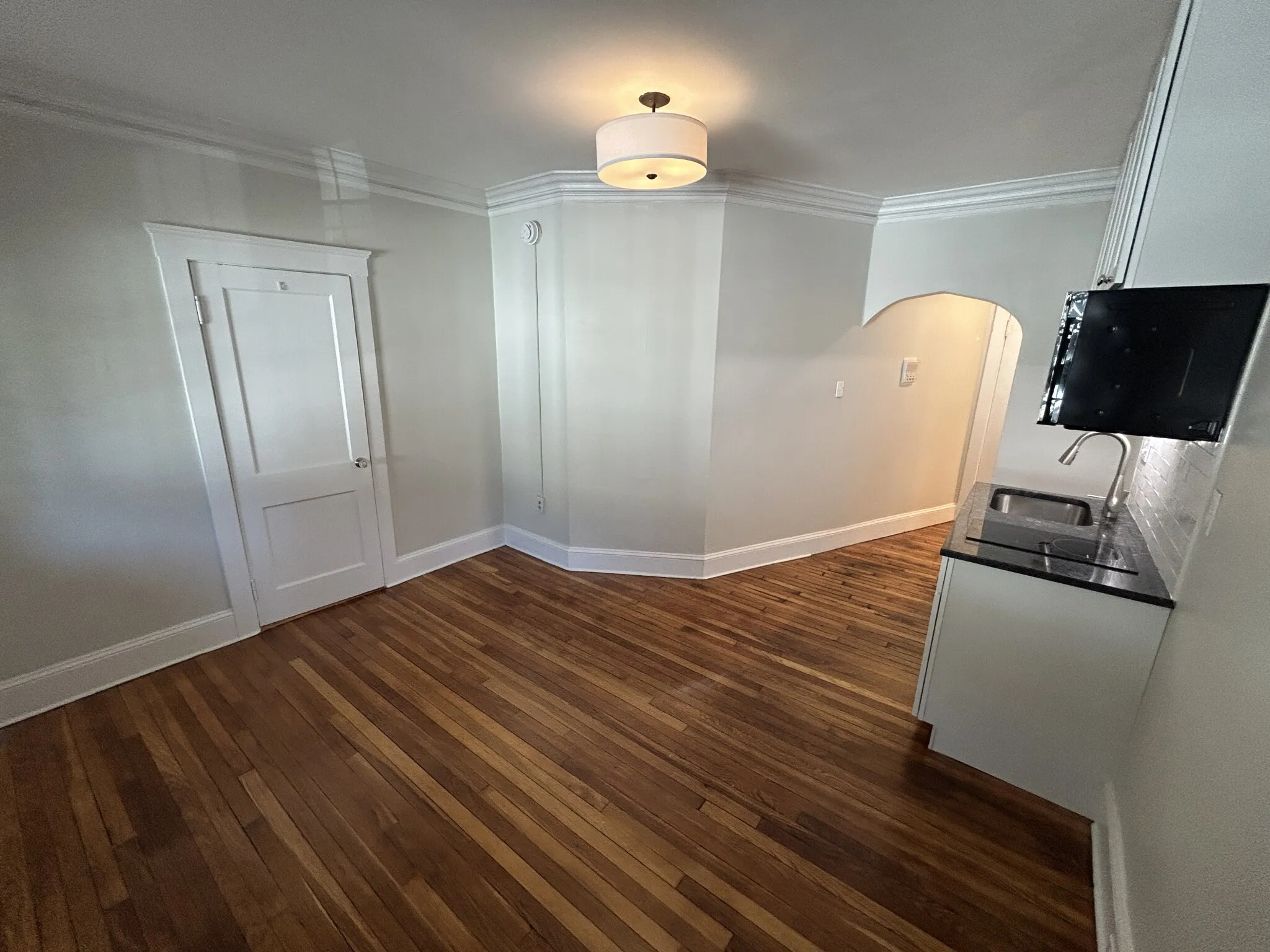 Studio bed, 1 bath apartment for rent at 22 Chiswick Rd Unit 5, Brighton — photo 3 of 13