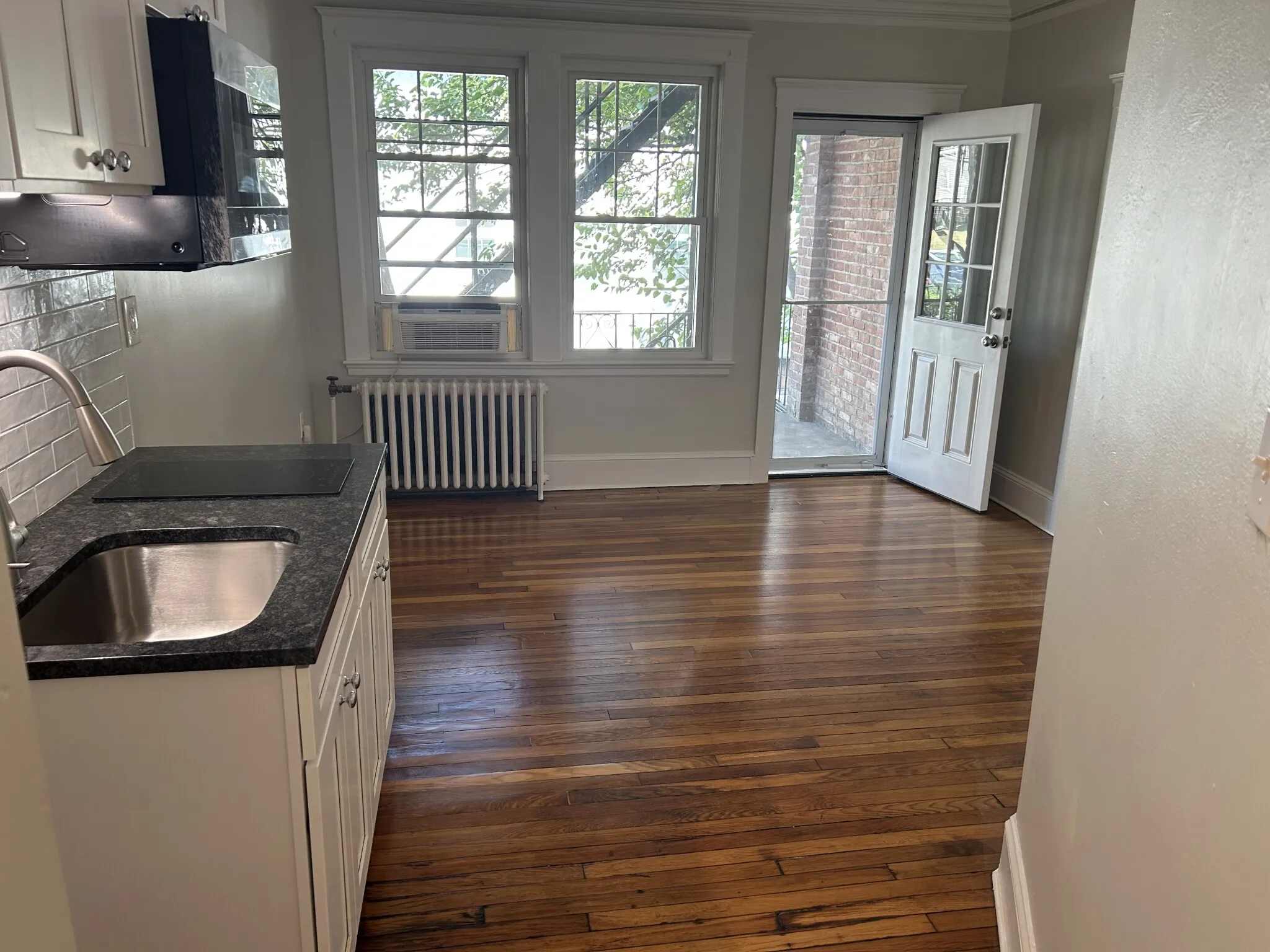Studio bed, 1 bath apartment for rent at 22 Chiswick Rd Unit 5, Brighton — photo 2 of 13