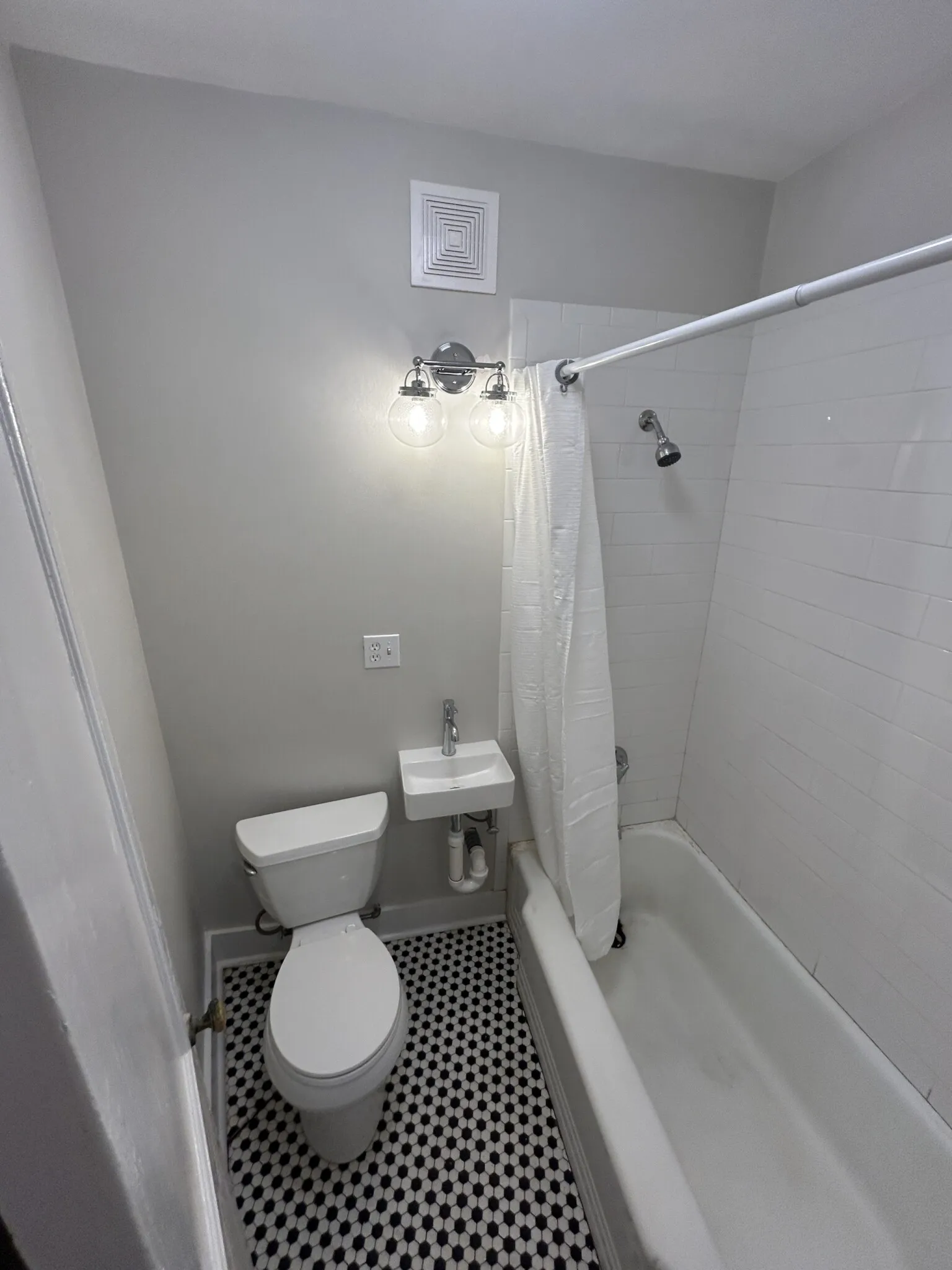 Studio bed, 1 bath apartment for rent at 22 Chiswick Rd Unit 5, Brighton — photo 10 of 13