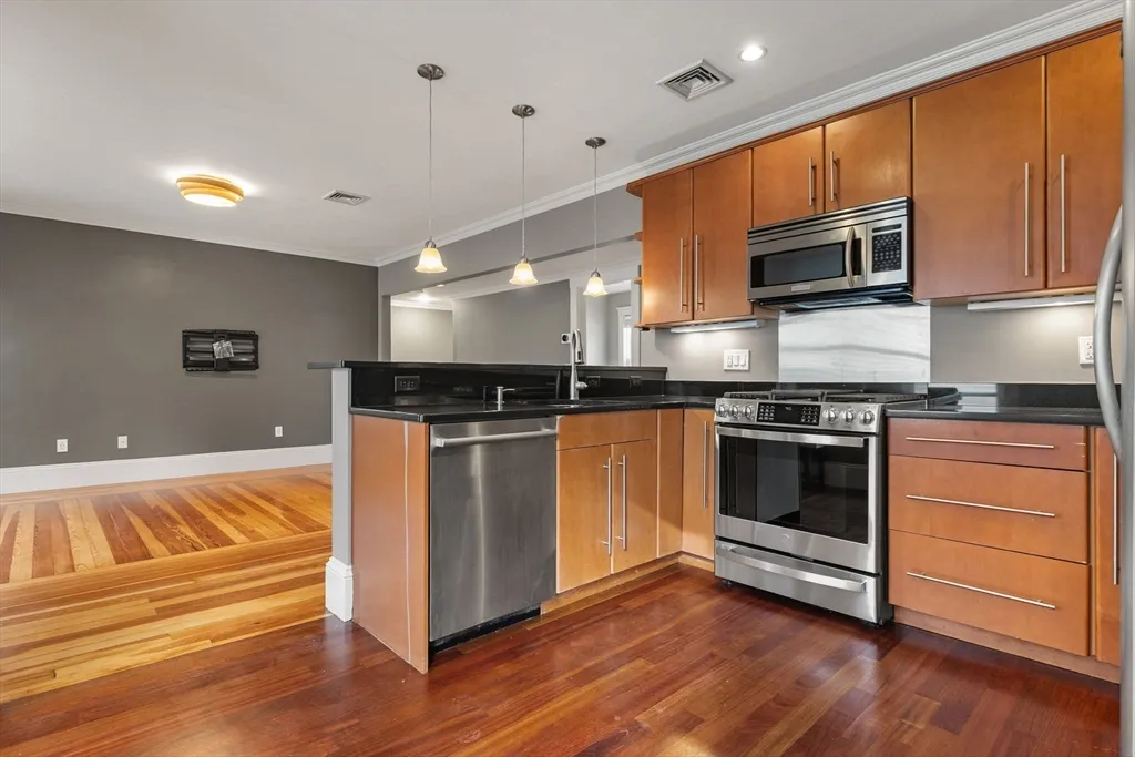 3 bed, 2 bath apartment for rent at 22 Clarendon Ave Unit 2, Teele Square — photo 3 of 17