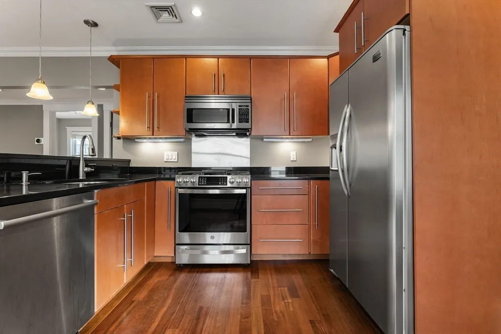3 bed, 2 bath apartment for rent at 22 Clarendon Ave Unit 2, Teele Square — photo 4 of 17