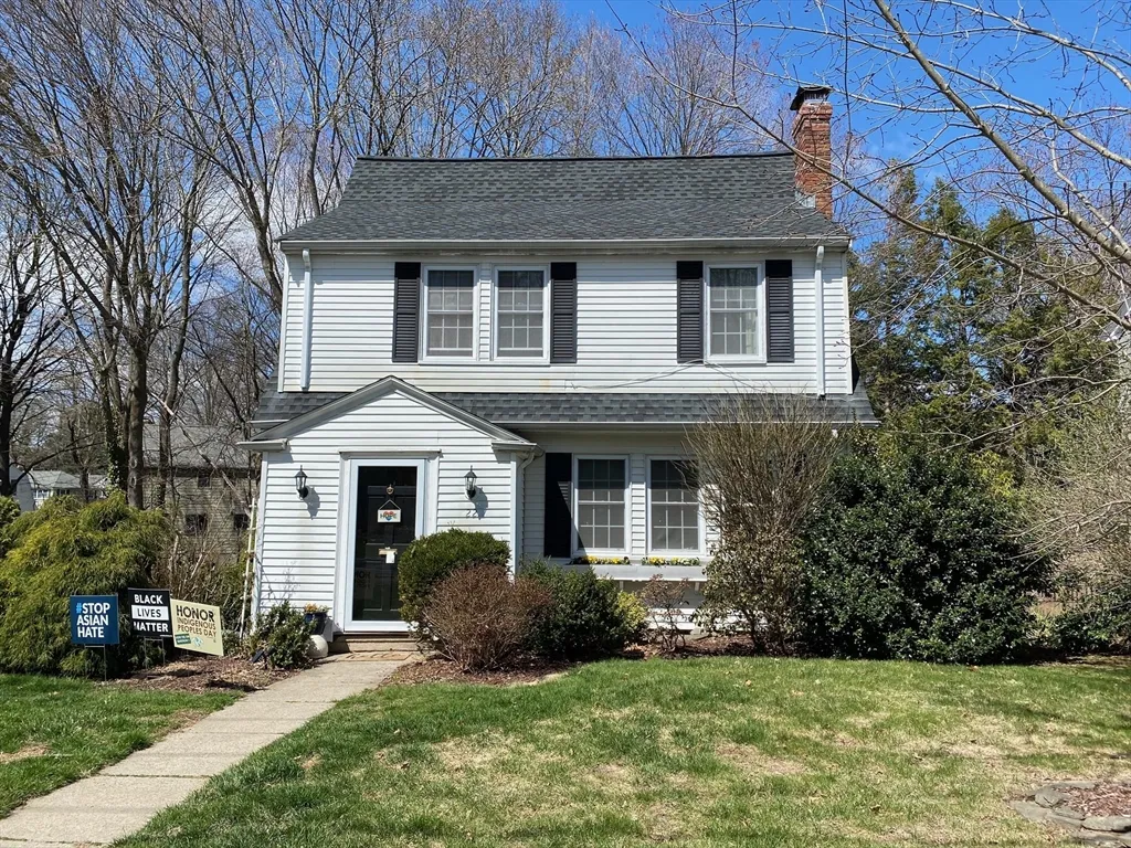3 bed, 1 bath apartment for rent at 22 Cleveland Rd, Wellesley Hills — photo 1 of 22