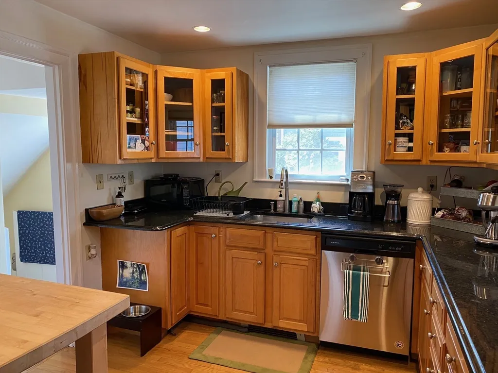 3 bed, 1 bath apartment for rent at 22 Cleveland Rd, Wellesley Hills — photo 3 of 22