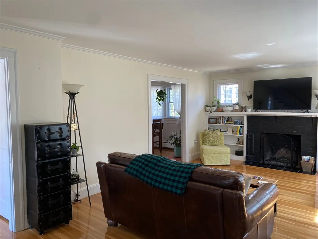 3 bed, 1 bath apartment for rent at 22 Cleveland Rd, Wellesley Hills — photo 11 of 22