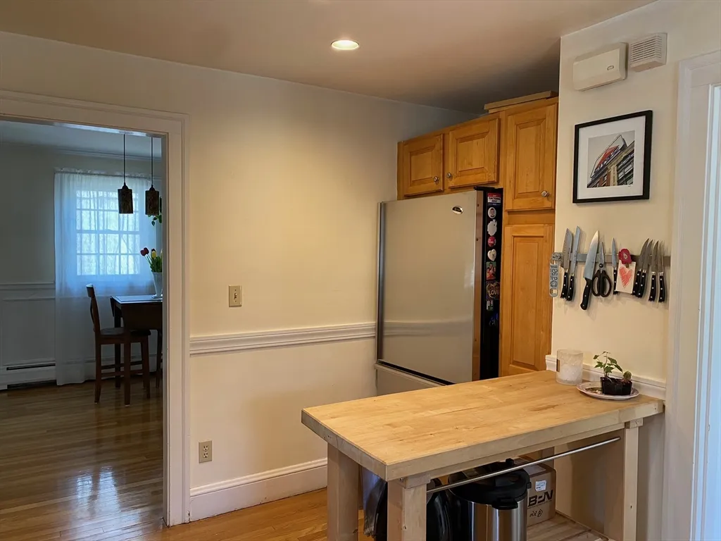 3 bed, 1 bath apartment for rent at 22 Cleveland Rd, Wellesley Hills — photo 4 of 22
