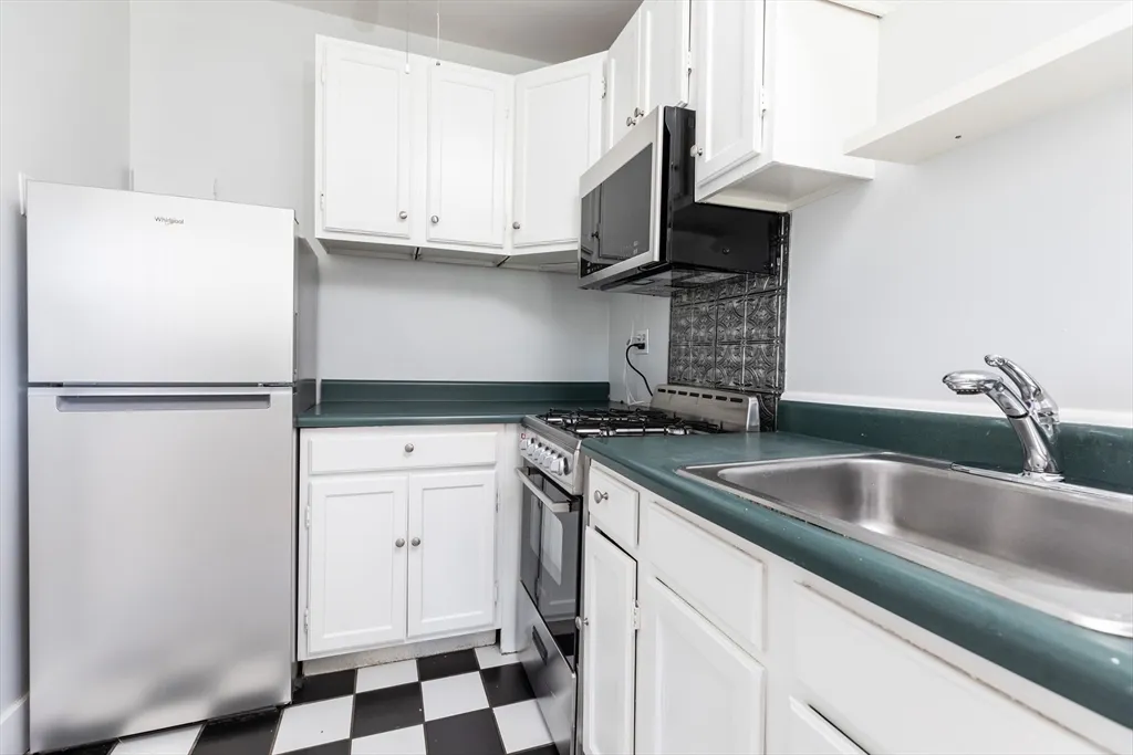 1 bed, 1 bath apartment for rent at 22 Concord Ave Unit 10, Harvard Square — photo 4 of 9