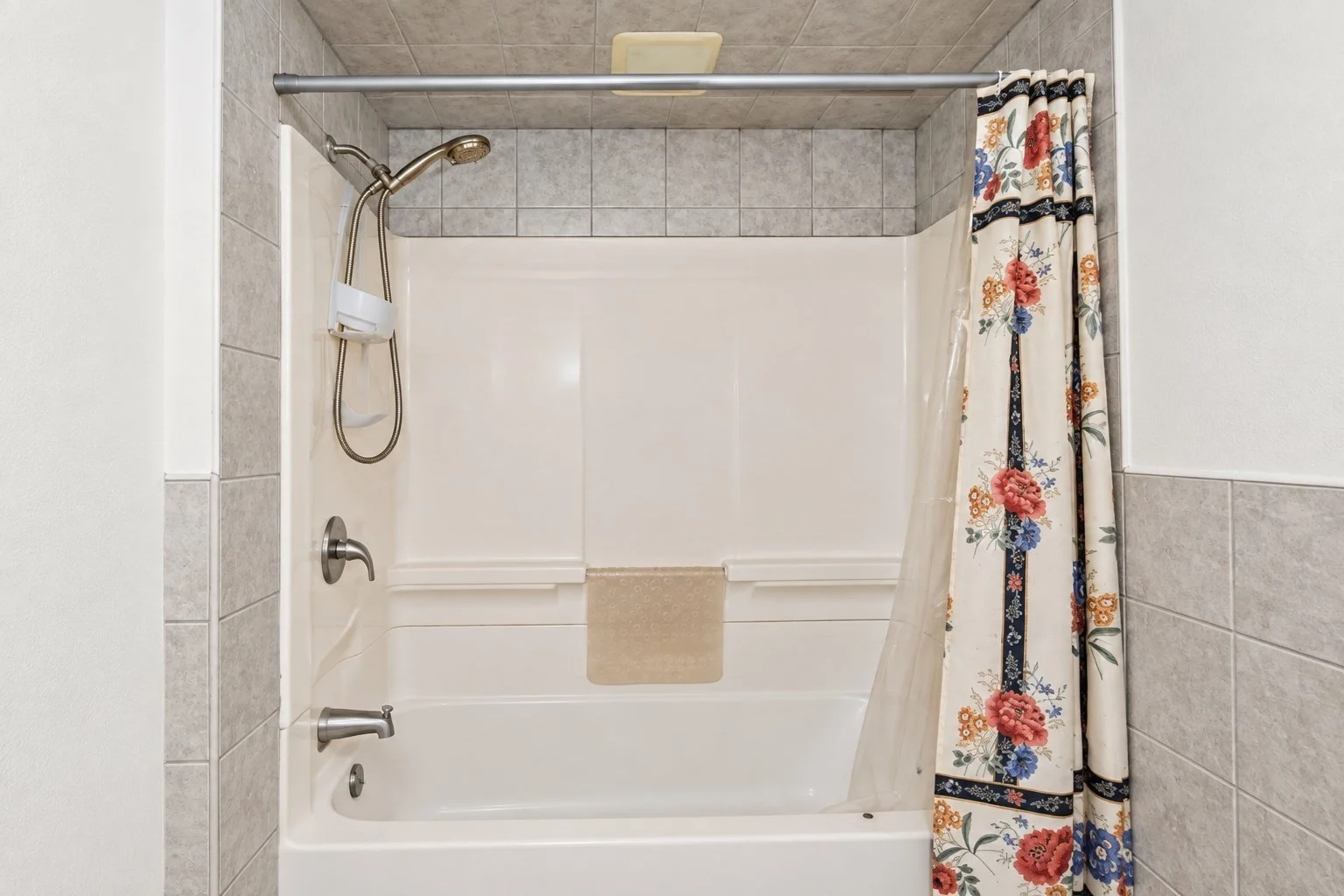 1 bed, 1 bath apartment for rent at 22 Dana St Unit B, Winter Hill — photo 14 of 18