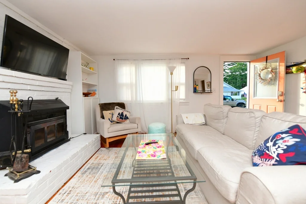 2 bed, 1 bath apartment for rent at 22 Datewood St Unit WINTER, Parkwood Beach — photo 7 of 22
