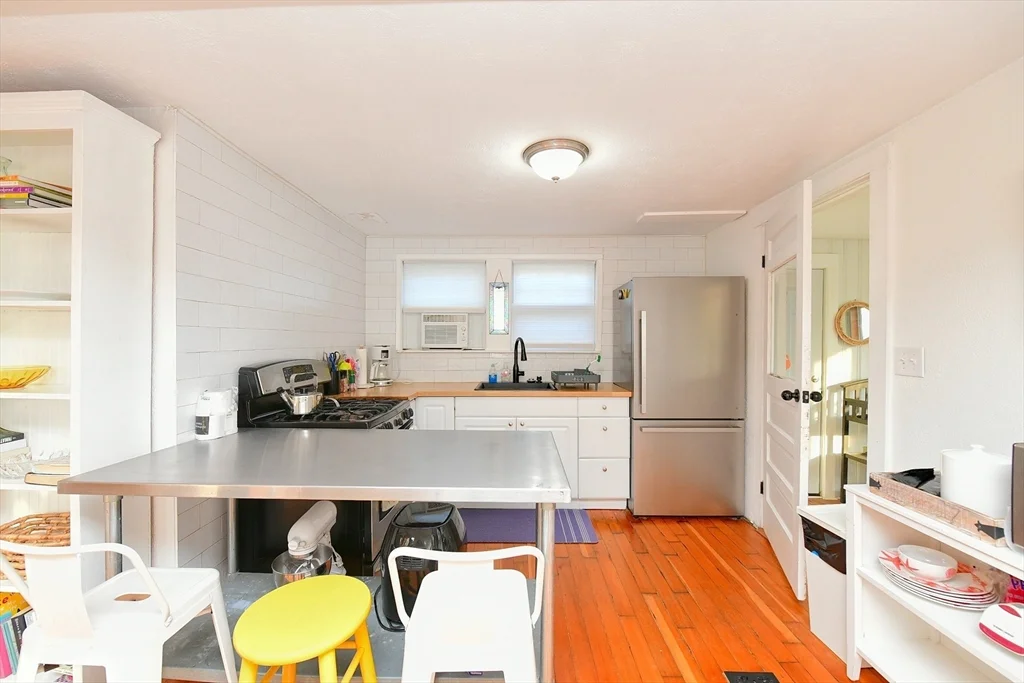 2 bed, 1 bath apartment for rent at 22 Datewood St Unit WINTER, Parkwood Beach — photo 4 of 22