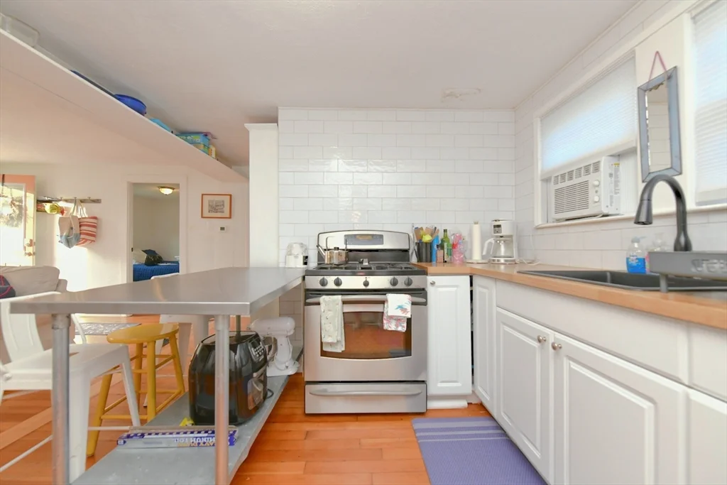 2 bed, 1 bath apartment for rent at 22 Datewood St Unit WINTER, Parkwood Beach — photo 3 of 22