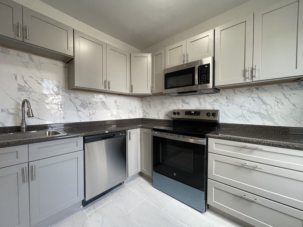 3 bed, 1 bath apartment for rent at 22 Douglas St Unit 1, Worcester — photo 1 of 13