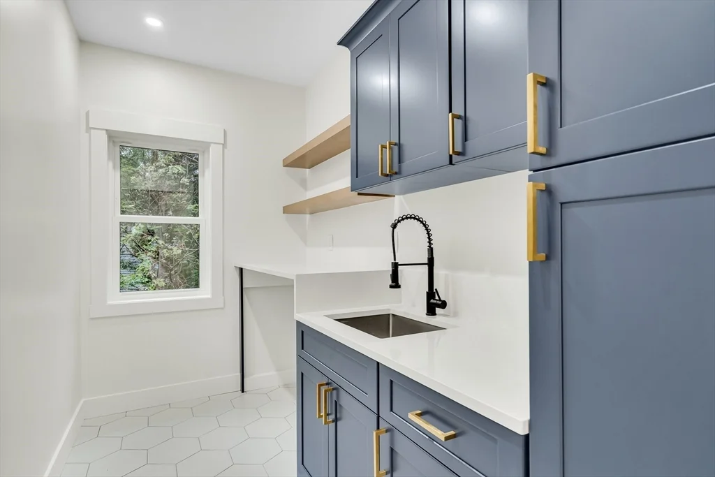 5 bed, 4+ bath apartment for rent at 22 Estabrook Rd, Lexington — photo 31 of 35