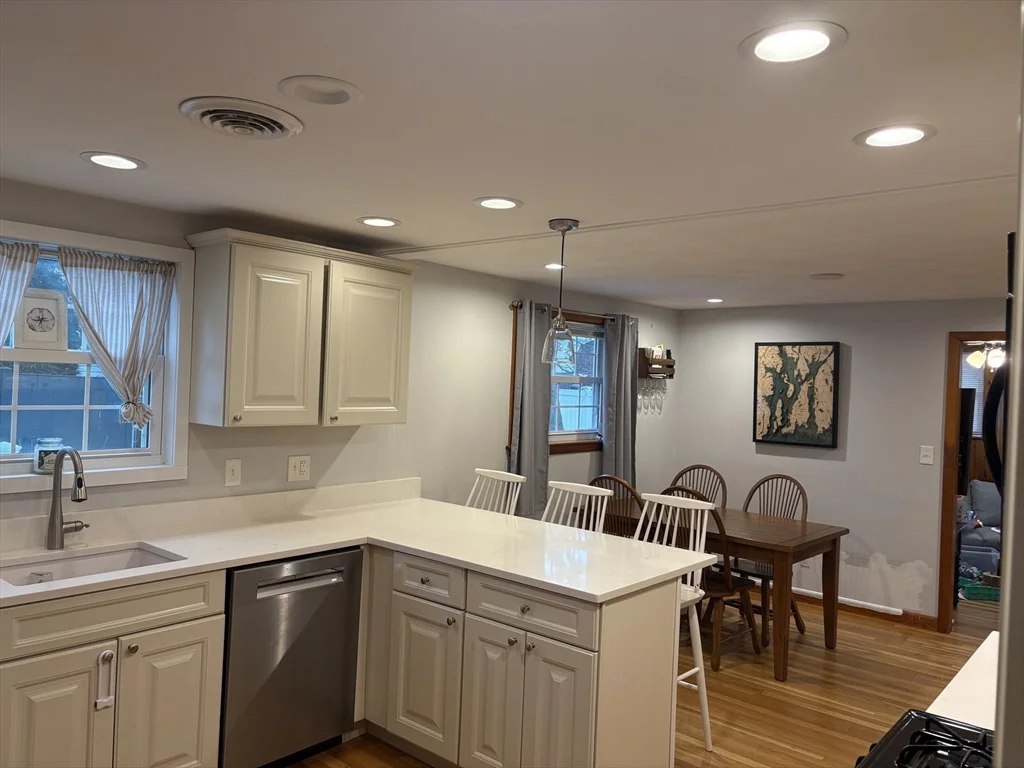 3 bed, 1 bath apartment for rent at 22 Farwell Ave, Hyde Park — photo 4 of 14