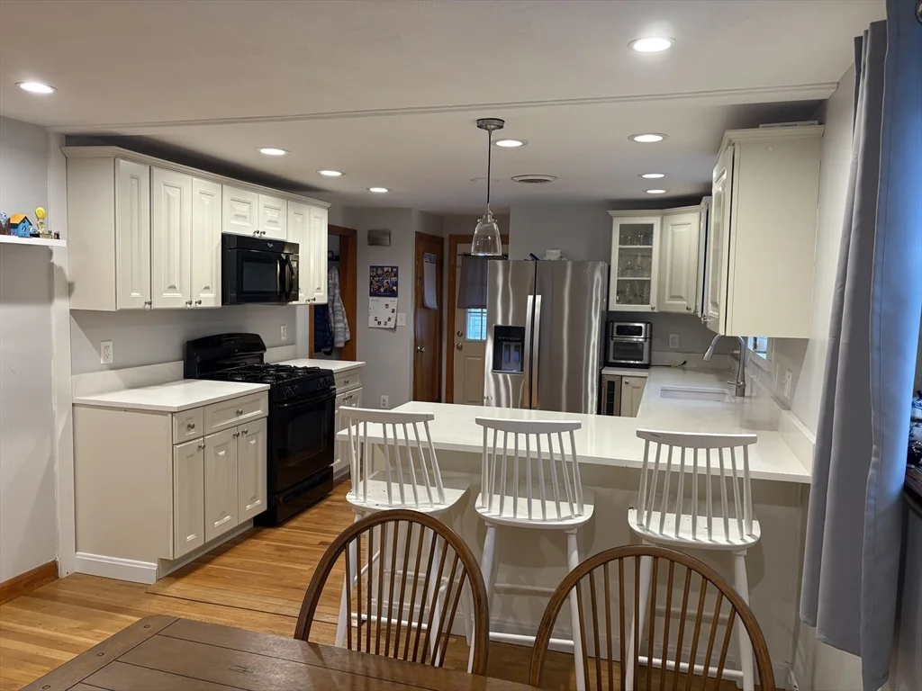3 bed, 1 bath apartment for rent at 22 Farwell Ave, Hyde Park — photo 5 of 14