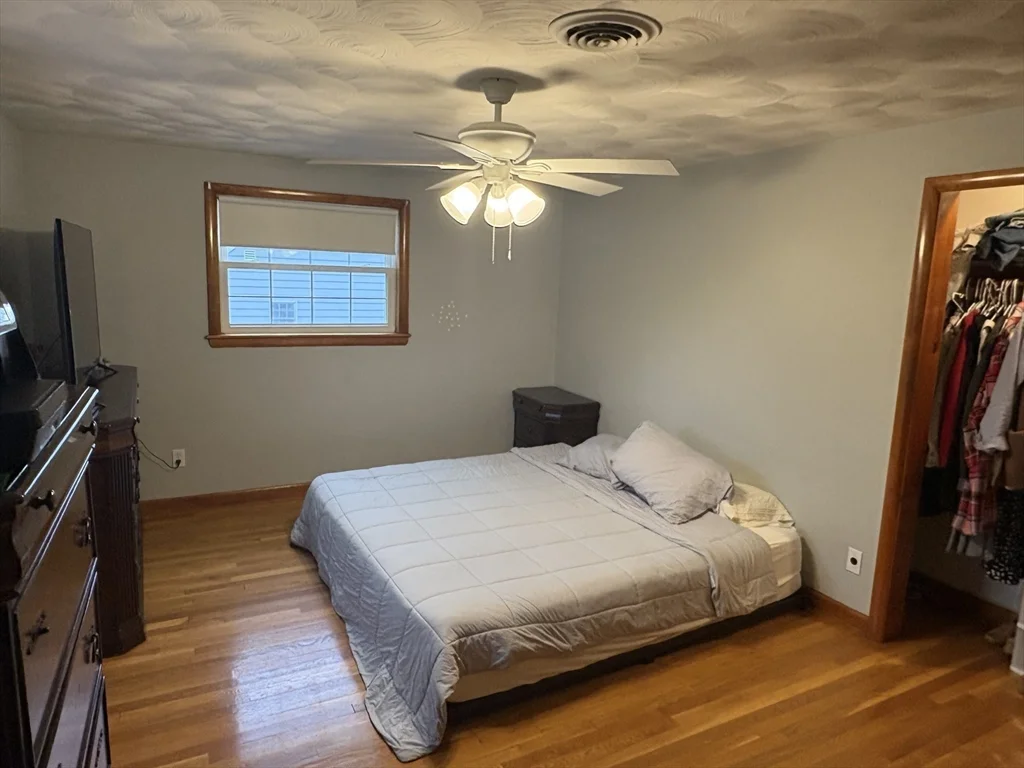3 bed, 1 bath apartment for rent at 22 Farwell Ave, Hyde Park — photo 6 of 14