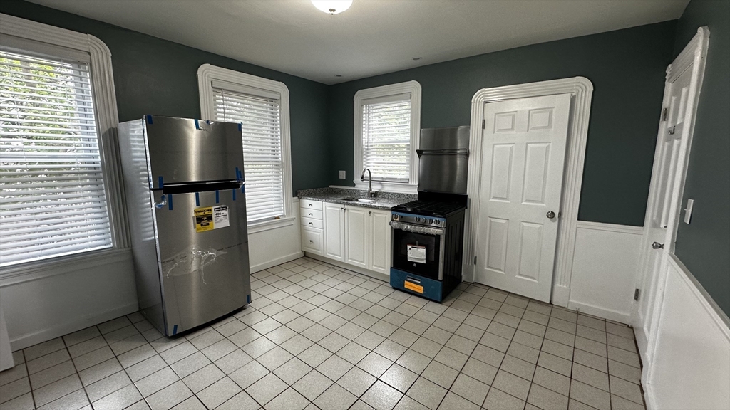 Studio bed, 1 bath apartment for rent at 22 Federal Ave Unit 2, Quincy — photo 3 of 10