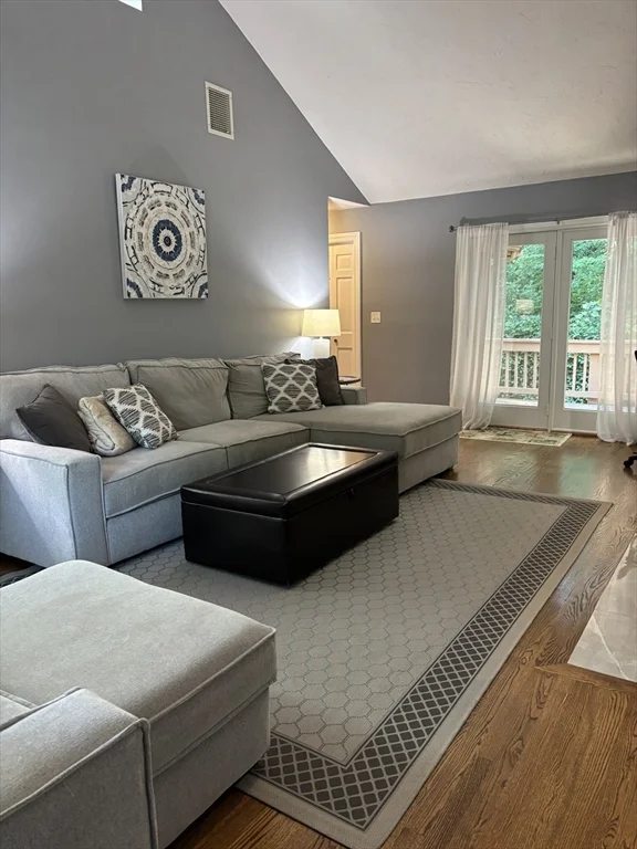 2 bed, 2 bath apartment for rent at 22 Grove Pl Unit 6, Winchester — photo 2 of 19