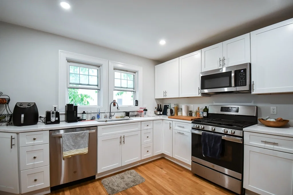 3 bed, 2 bath apartment for rent at 22 Harris Rd Unit 3, Medford — photo 1 of 14