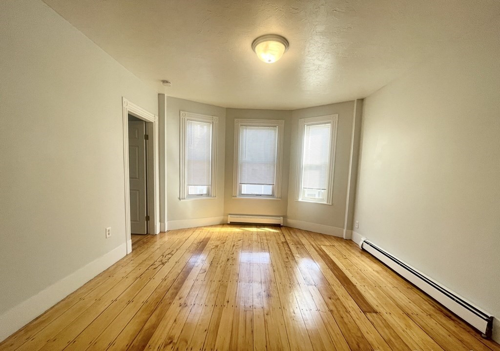 4 bed, 1 bath apartment for rent at 22 Howell St Unit 3, Dorchester — photo 3 of 9