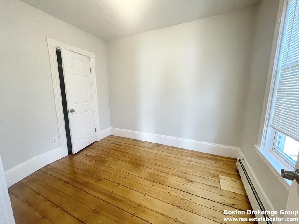 4 bed, 1 bath apartment for rent at 22 Howell St Unit 3, Dorchester — photo 5 of 9
