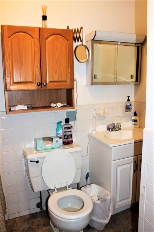 2 bed, 1 bath apartment for rent at 22 Isabella St Unit 2, Bay Village — photo 5 of 8