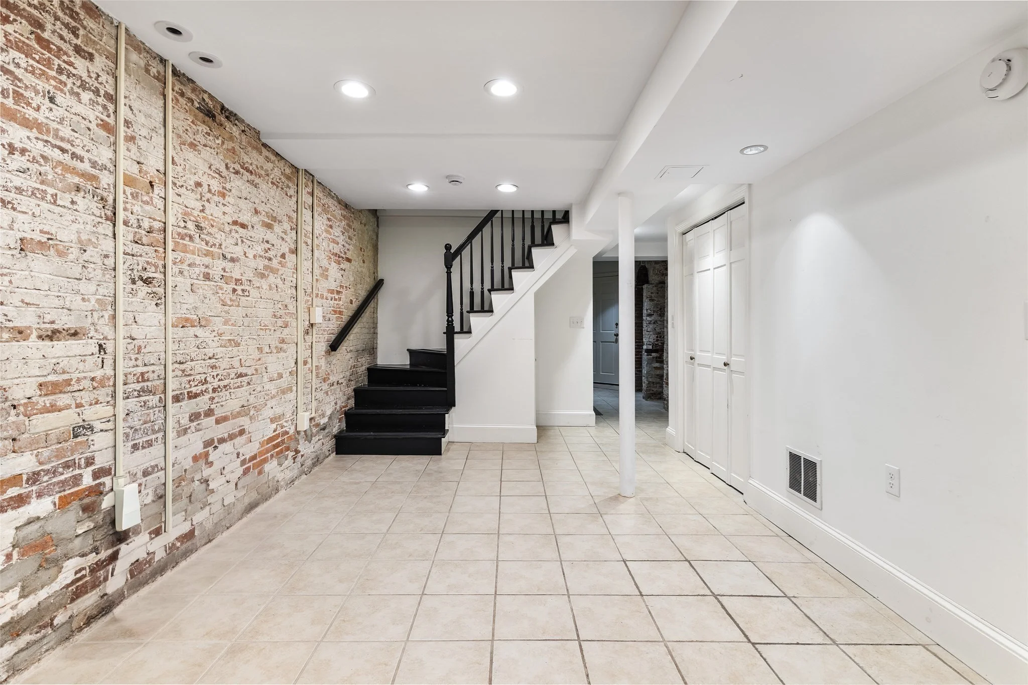 4 bed, 3 bath apartment for rent at 22 Joy St Unit 22, Beacon Hill — photo 36 of 40