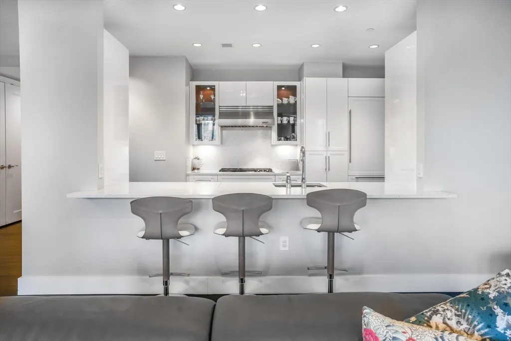 3 bed, 3 bath apartment for rent at 22 Liberty Dr Unit 7M, Seaport District — photo 9 of 31