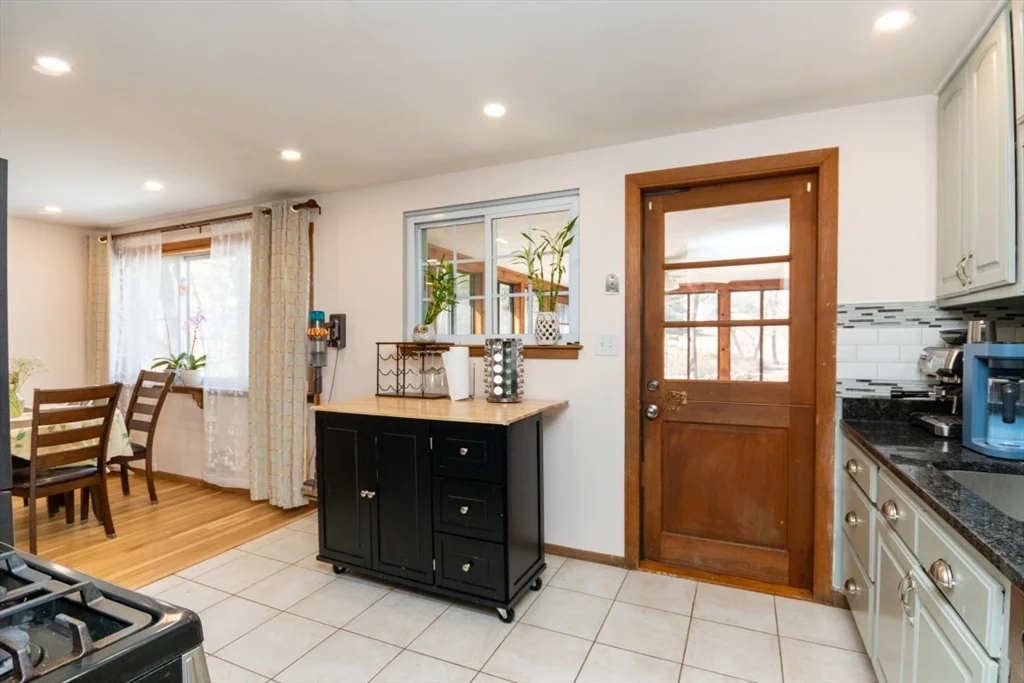 4 bed, 1 bath apartment for rent at 22 Livoli Rd, Framingham — photo 17 of 42