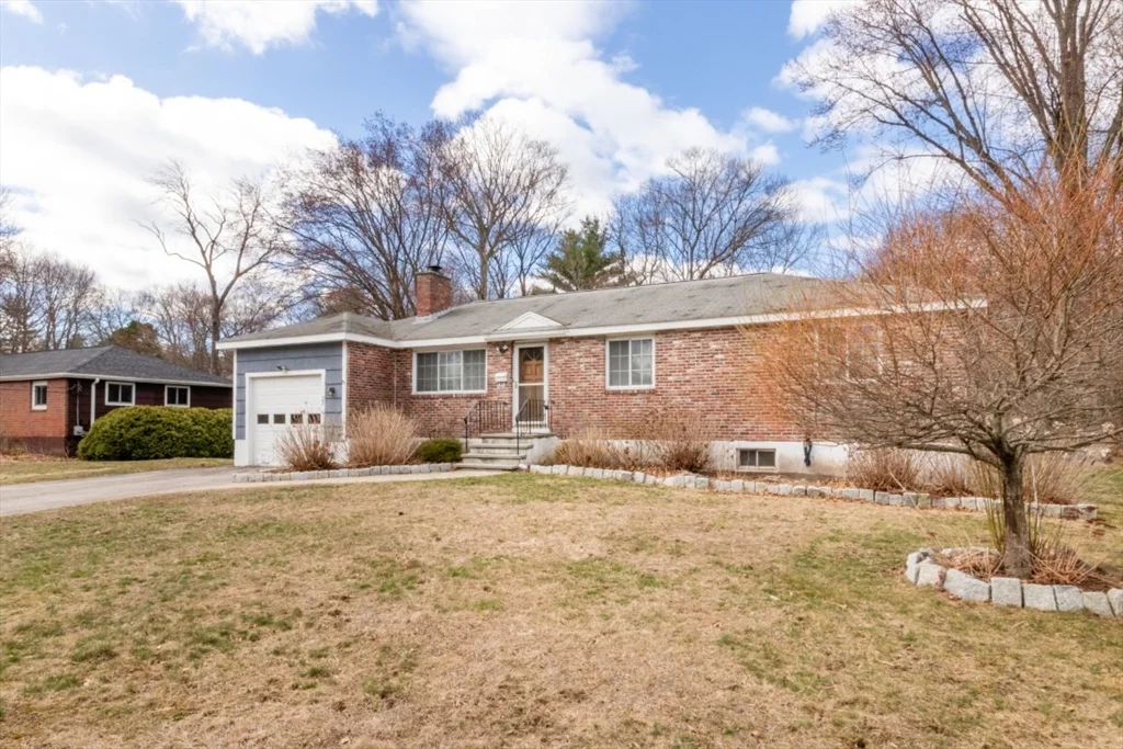 4 bed, 1 bath apartment for rent at 22 Livoli Rd, Framingham — photo 3 of 42