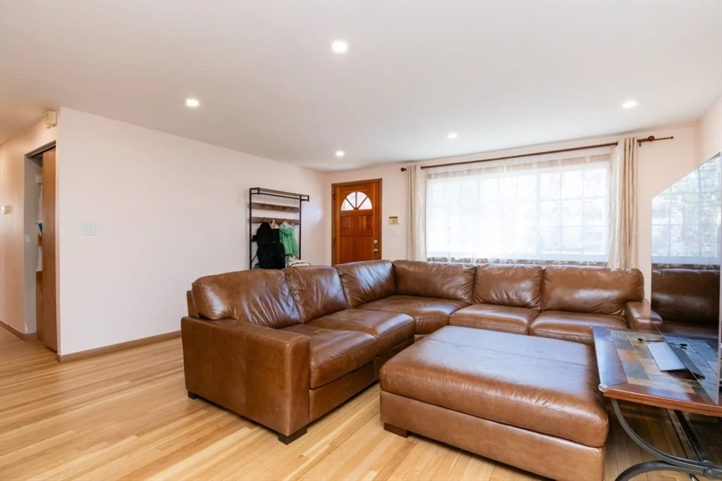 4 bed, 1 bath apartment for rent at 22 Livoli Rd, Framingham — photo 12 of 42