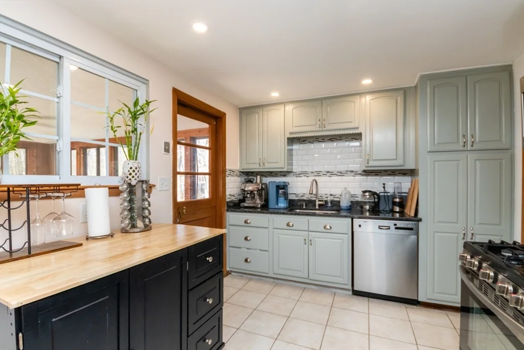 4 bed, 1 bath apartment for rent at 22 Livoli Rd, Framingham — photo 20 of 42