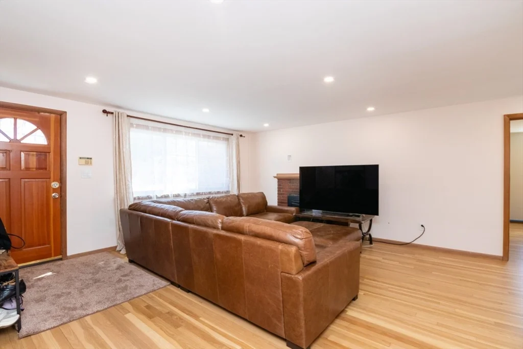 4 bed, 1 bath apartment for rent at 22 Livoli Rd, Framingham — photo 11 of 42