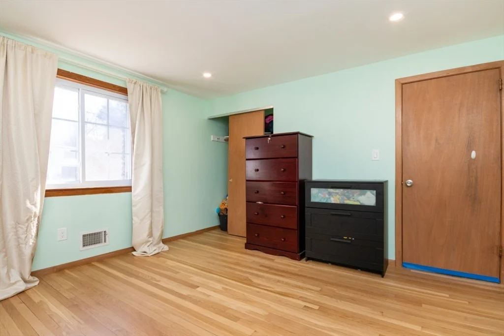 4 bed, 1 bath apartment for rent at 22 Livoli Rd, Framingham — photo 24 of 42