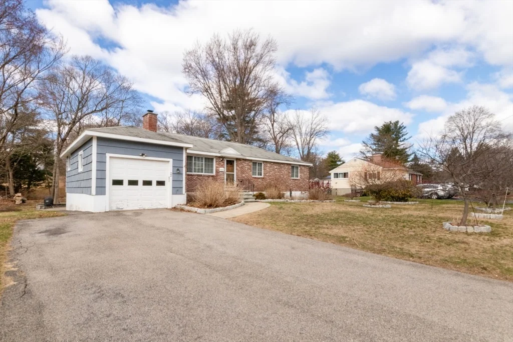 4 bed, 1 bath apartment for rent at 22 Livoli Rd, Framingham